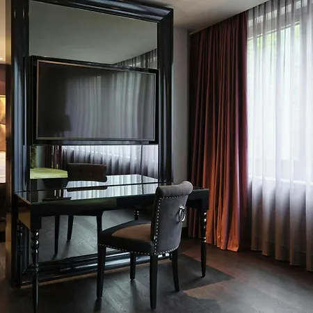 Roomers Frankfurt Central, Autograph Collection