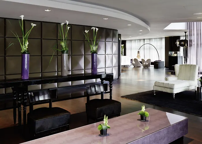 Roomers Frankfurt Central, Autograph Collection
